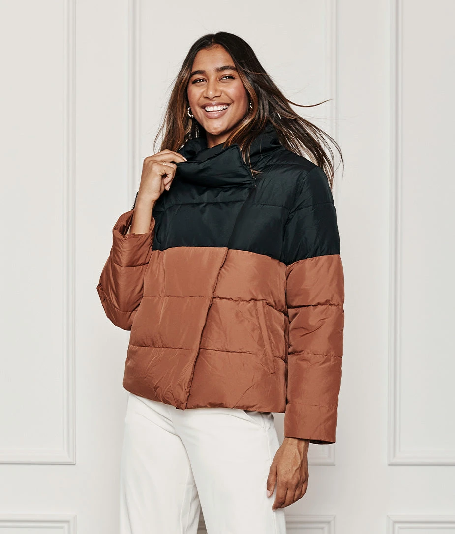 The Colorblock Eco Puffer Jacket - Sea Urchin & Praline 4 The Colorblock Eco Puffer Jacket - Sea Urchin & Praline - Image 4