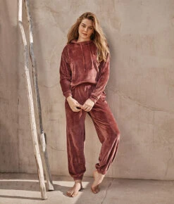 The Plush Velour Hoodie - Rosewood 9 The Plush Velour Hoodie - Rosewood -Summersalt Shop 1 ModelFront 48db93e3 8413 48bf adf5 e6e416daee3b