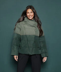 The Colorblock Eco Puffer Jacket - Olive & Eden -Summersalt Shop 1 ModelFront 503aeb15 d585 4ebb a84c 8c56e0ced77b