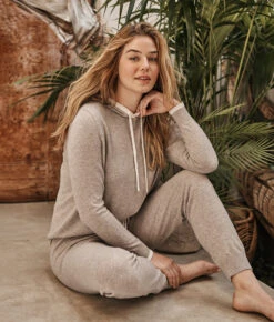 The Coziest Cashmere Blend Jogger - Toffee & White Sand -Summersalt Shop 1 ModelFront 62