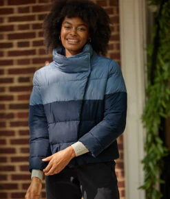 The Colorblock Eco Puffer Jacket - Midnight & Slate -Summersalt Shop 1 ModelFront cc2cf9f6 7d3f 4d41 a903 8924038d051e