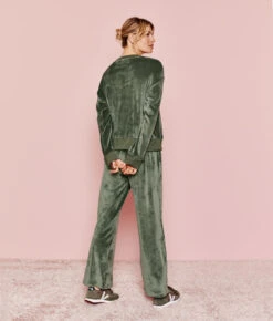 The Plush Velour Lounge Pant - Olive -Summersalt Shop 2 ModelBack 5835e67e 7ccf 4817 b8ec 65c5679544f9