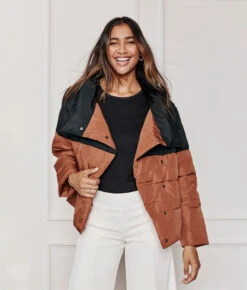 The Colorblock Eco Puffer Jacket - Sea Urchin & Praline 11 The Colorblock Eco Puffer Jacket - Sea Urchin & Praline -Summersalt Shop 2 ModelBack 877a86f4 c6c5 4c74 b88c b685933636cf