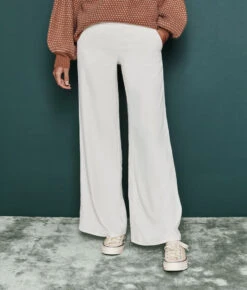 The Perfect Wide Leg Pant - White Sand 7 The Perfect Wide Leg Pant - White Sand -Summersalt Shop 3 ModelFullBody 15d2266a 151c 4519 8d99 fd9d60111391
