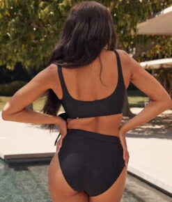 The Perfect Wrap Bikini Top - Sea Urchin -Summersalt Shop 3 ModelFullBody 2c4b20df b1c2 4f31 bcd0 bde6fd703f33