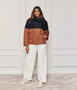 The Colorblock Eco Puffer Jacket - Sea Urchin & Praline 12 The Colorblock Eco Puffer Jacket - Sea Urchin & Praline -Summersalt Shop 3 ModelFullBody 3b950132 0472 447e adfc 0e3caa0db5e8