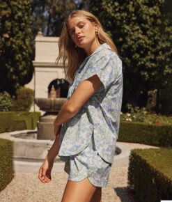 The Poolside Poplin Pull-On Shorts - Secret Garden In Powder Blue & Sage -Summersalt Shop 3 ModelFullBody 95c98e64 121b 42c6 837d 336ef0b21e79