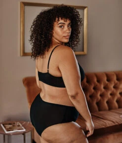 The Feel Free Adjustable Bralette - Sea Urchin -Summersalt Shop 3 ModelFullBody a002ab0e c23d 4823 b317 24cefc928e99