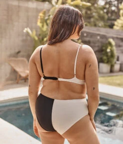 The Split Wanderlust Bikini Top - Sea Urchin & White Sand 9 The Split Wanderlust Bikini Top - Sea Urchin & White Sand -Summersalt Shop 4 ModelDetail 7c2f945b 7554 4b47 8e1e 095eaeb06a13