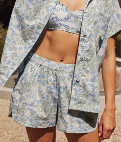 The Poolside Poplin Pull-On Shorts - Secret Garden In Powder Blue & Sage -Summersalt Shop 4 ModelDetail a652916b 9a7f 4418 8492 cb826a00f8a8