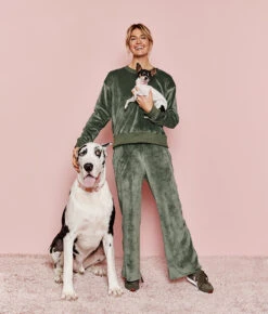 The Plush Velour Lounge Pant - Olive -Summersalt Shop 4 ModelDetail b3f74f9c 7e87 49b6 8f3d 7e19495f631d