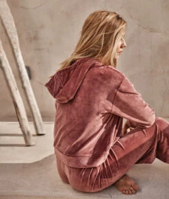 The Plush Velour Hoodie - Rosewood 10 The Plush Velour Hoodie - Rosewood -Summersalt Shop 4 ModelDetail dcd34698 fa55 4c59 8fd5 2538526d859a