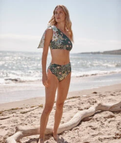 The Bow-Shoulder Ruched Sidestroke Bikini Top - Bower In Seaglass & Watermelon 6 The Bow-Shoulder Ruched Sidestroke Bikini Top - Bower In Seaglass & Watermelon -Summersalt Shop Bow Shoulder Ruched Sidestroke Bikini Top Bower in Seaglass Watermelon 4