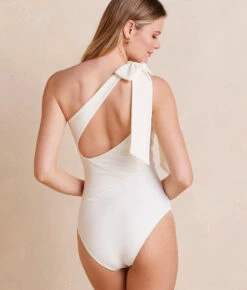 The Bow-Shoulder Ruched Sidestroke - White Sand 13 The Bow-Shoulder Ruched Sidestroke - White Sand -Summersalt Shop BowShoulderRuchedSidestroke WhiteSand Back Crop