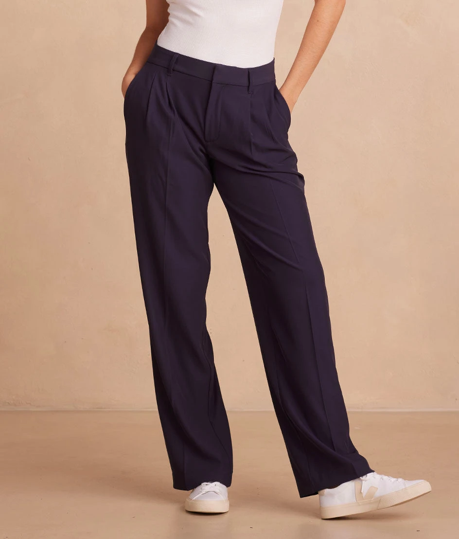The Classic Pleat Straight Leg Trouser Pant - Midnight 2 The Classic Pleat Straight Leg Trouser Pant - Midnight - Image 2