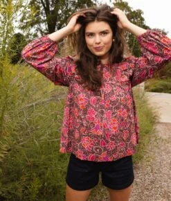 The Countryside Poplin Ruffle Blouse - Vineyard Blooms In Pinot -Summersalt Shop Countryside Poplin Ruffle Blouse Vineyard Blooms in Pinot 4