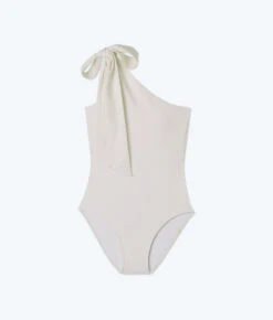 The Bow-Shoulder Ruched Sidestroke - White Sand 14 The Bow-Shoulder Ruched Sidestroke - White Sand -Summersalt Shop FlatLay1 7e414ba8 4eea 4aad 965e e3a4dd85e854