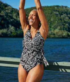 The High Leg High Rise Bottom - Batik In Sea Urchin & White Sand 11 The High Leg High Rise Bottom - Batik In Sea Urchin & White Sand -Summersalt Shop PWTankiniBatikinSeaUrchin WhiteSandLifestyle3