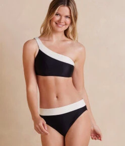 The Sidestroke Bikini Top - White Sand & Sea Urchin 8 The Sidestroke Bikini Top - White Sand & Sea Urchin -Summersalt Shop SidestrokeBikiniTop SeaUrchin WhiteSand Front Crop 308c4b50 ec12 4b05 8ccb 063ea5e71edc