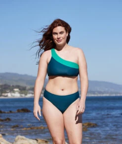 The Sidestroke Bikini Top - Seaglass & Seaweed -Summersalt Shop SidestrokeBikiniTop SeaglassSeaweed Lifestyle 1